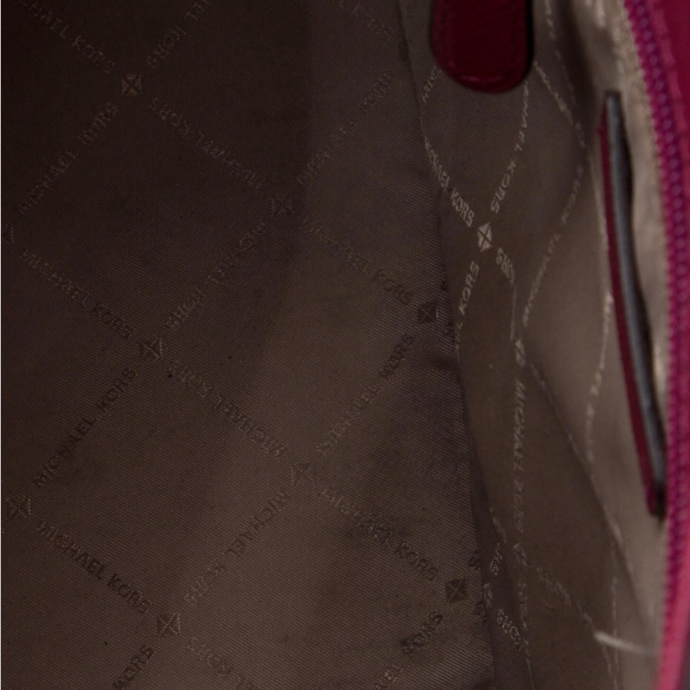 Beautiful Michael Kors Tote - Picture 3 of 15